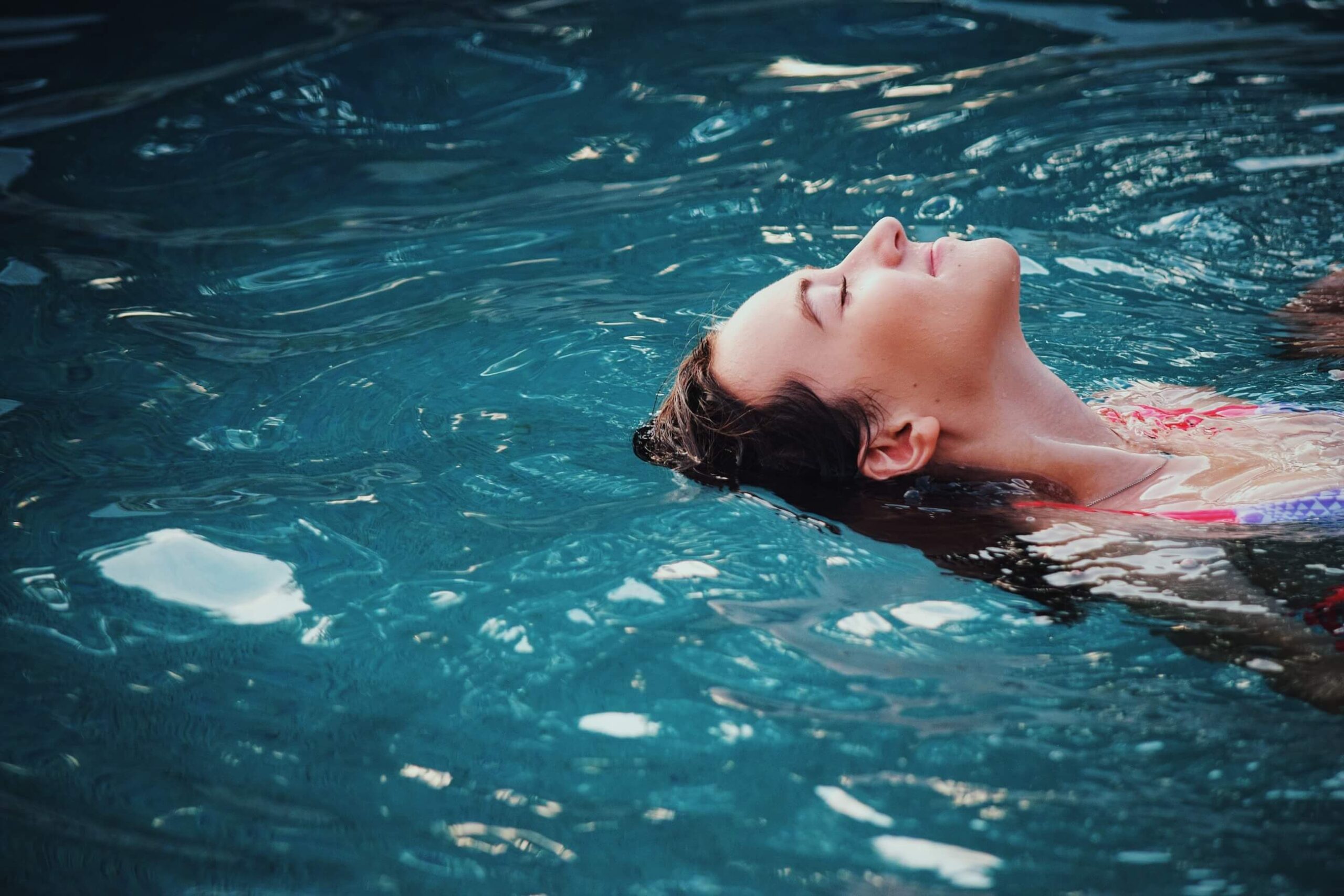 ¡Cambia tu vida con un robot limpiafondos de piscina de Leroy! Ahorra tiempo y energía con la última tecnología